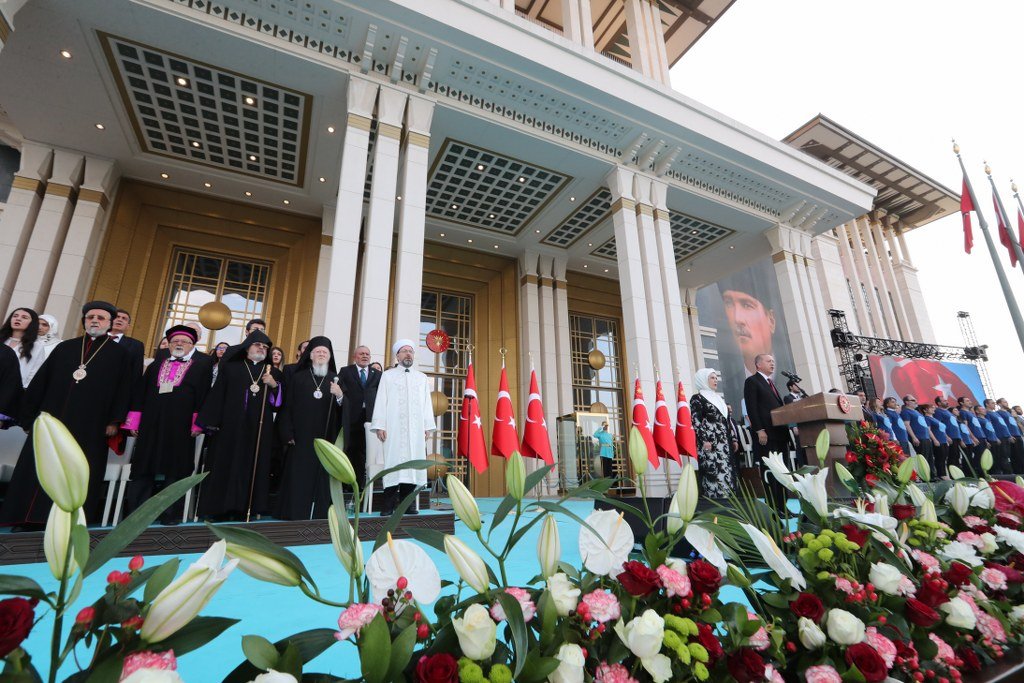 Diyanet İşleri Başkanı tören sırasında dua etti.