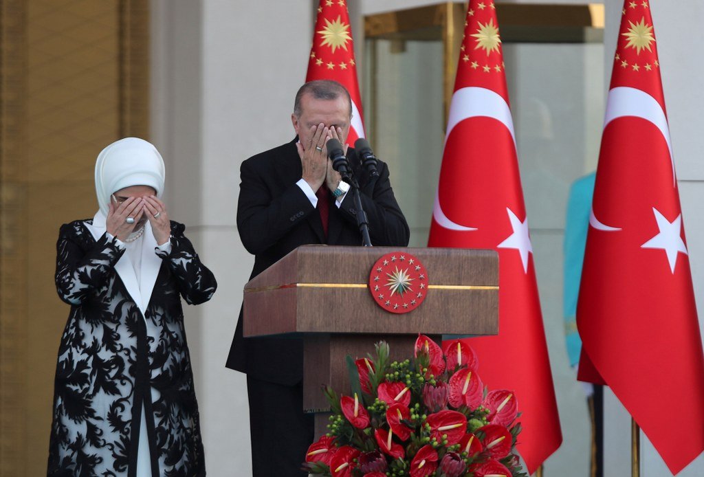 Konuşmanın sonunda Erdoğan Diyanet İşleri Başkanı'nın yaptığı duaya katıldı.