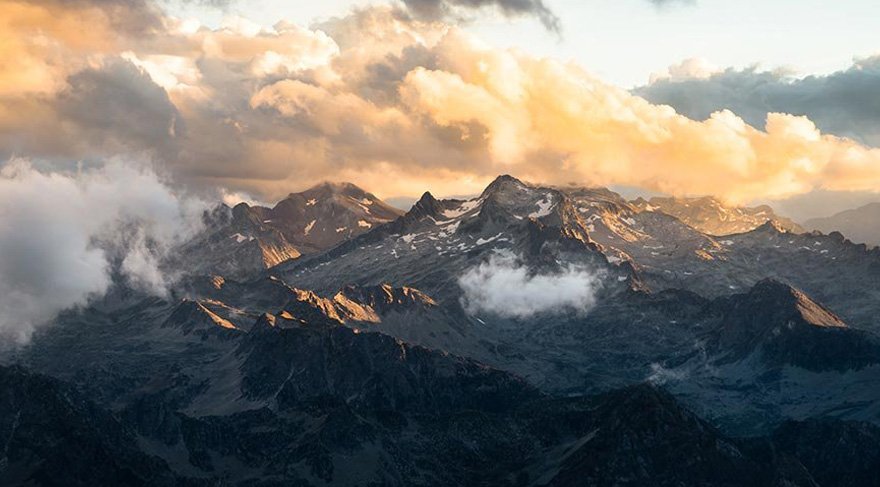 Pireneler'in ihtişamlı zirvelerinin ortasında, bulutların üzerinde gezinen Pic du Midi, konuklarına hem gece hem de gündüz gözlem yapabilme olanağı tanıyor. Gün batımı yavaş yavaş ortamı karartırken, yıldızlar gökyüzünde ışıldamaya başlıyor ve ortaya seyir zevki yüksek bir manzara çıkıyor.