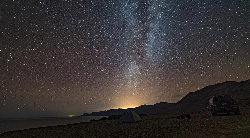 Amatör astronomlar için dünyanın en keyifli gözlem noktaları listemizde sıradaki yer, 5.000 metre yükseklikte olmasına rağmen eşine az rastlanır kuru atmosferi ve yıl içerisinde çok az bulutlanan gökyüzü ile ideal ortama sahip olan Atacama Çölü.