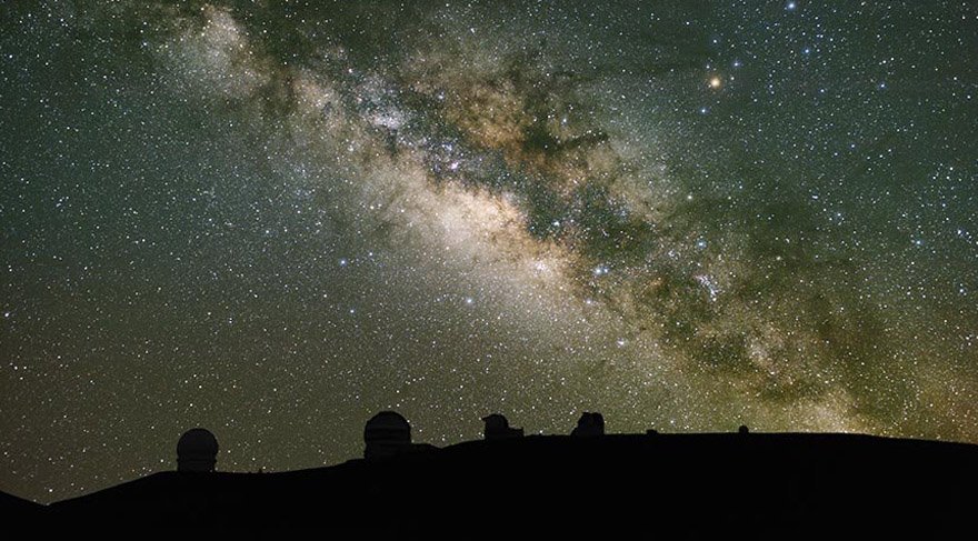 Hawaii Adası'nın güneyinde yer alan ve sönmüş bir yanardağ olan Mauna Kea, zirvesinde 13 büyük teleskopa ev sahipliği yapıyor.