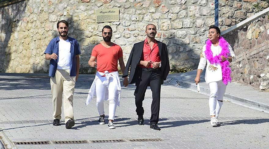 Bu amaçla ailesinin yanından ayrılıp başka bir eve çıkan Osman'ın yanına kuzeni Fiko ve Dursun'un gelişiyle hayatı bambaşka bir hal alır.