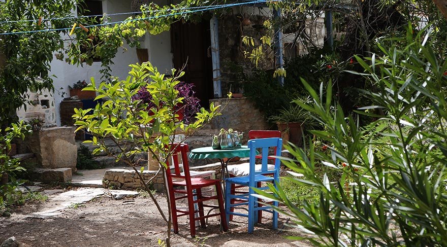 Datça Yarımadası'nda, antik çağlardan beri üzerinde yaşam süregelen tek köy olan Eski Datça köyünün ara sokakları ise küçük sanat atölyeleri ile öne çıkıyor.