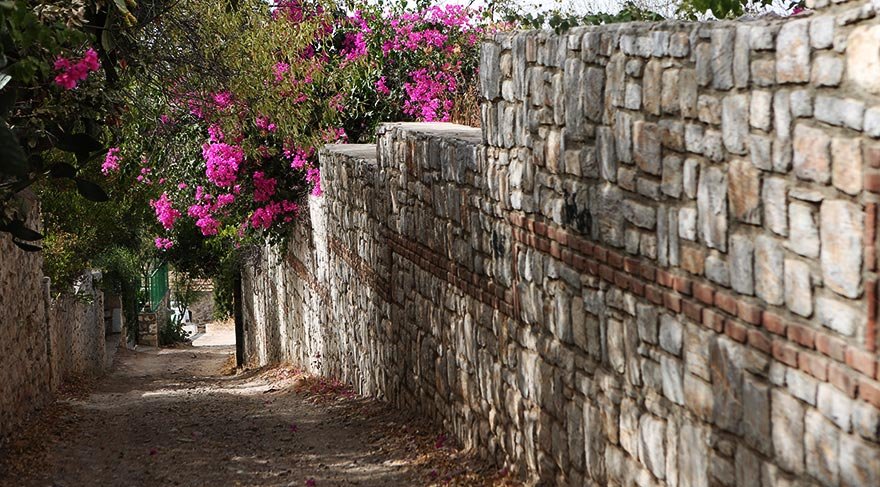 Taş mimarinin en farklı örneklerinin bulunduğu Eski Datça ise havası ve sessiz ortamı ile huzur arayanların mekanı.