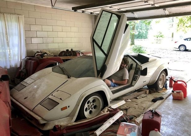 Genç öğrenci otomobilleri bulunca hemen içine girerek incelemeye başladı.