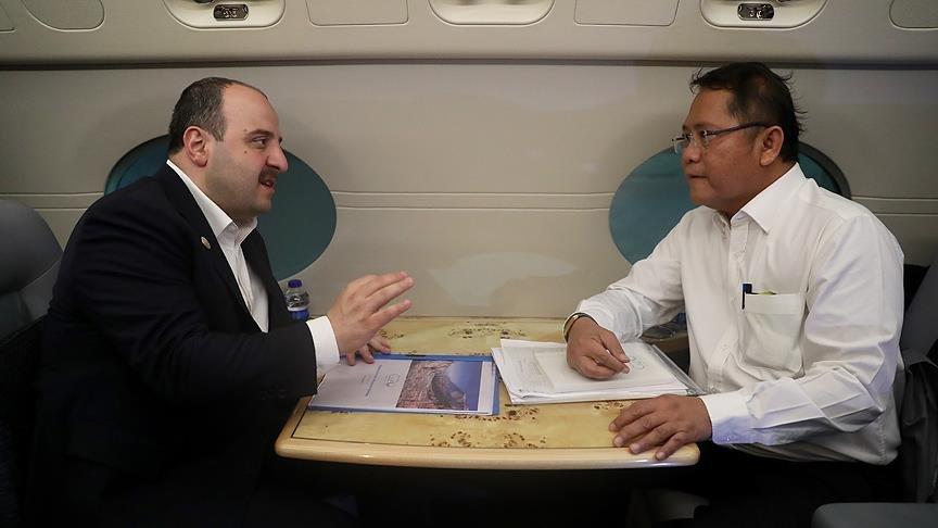 Varank tarifeli uçakla dönecek Endonezyalı bakanı uçağına davet etti