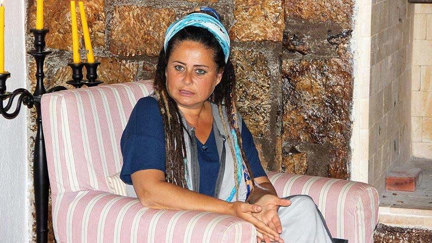 Sıcak havadan bunalan Esra Akkaya, soluğu denizde oldu