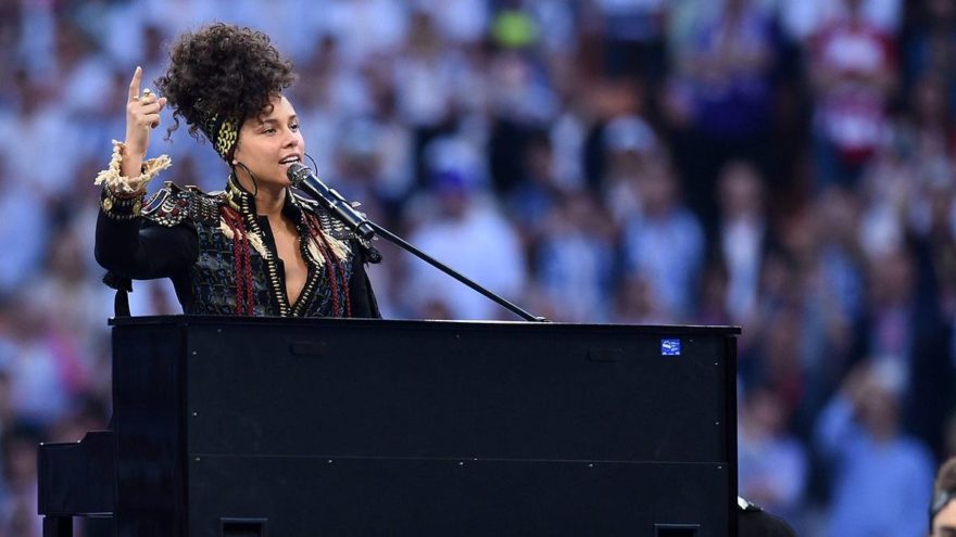 Alicia Keys’in ‘Halkalı Şeker’ türküsüyle deniz keyfi