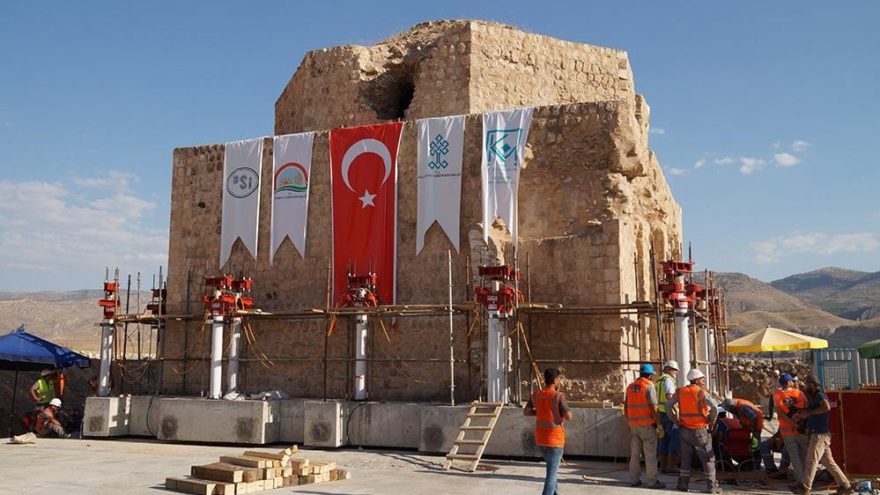 1200 yıllık Tarihi Artuklu Hamamı yeni yerine indirildi