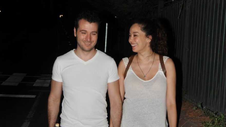 Azra Akın ve eşi, akşam yürüyüşünde