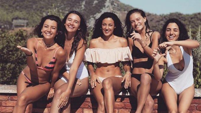Yeni evlenen Cansu Tosun’un arkadaşlarıyla keyfi yerinde