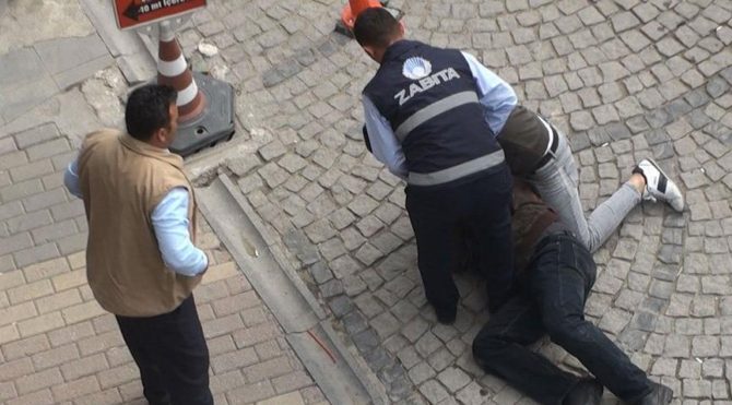 Dilenciye vurun diyen zabıta görevine döndü Dilenciye vurun diyen zabıta görevine döndü