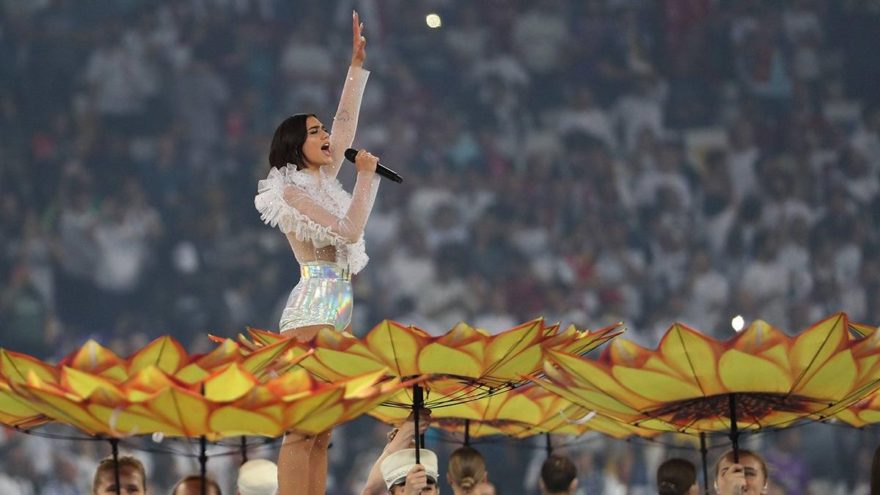 İngiliz şarkıcı Dua Lipa’nda konser öncesi döner ve ayran talebi