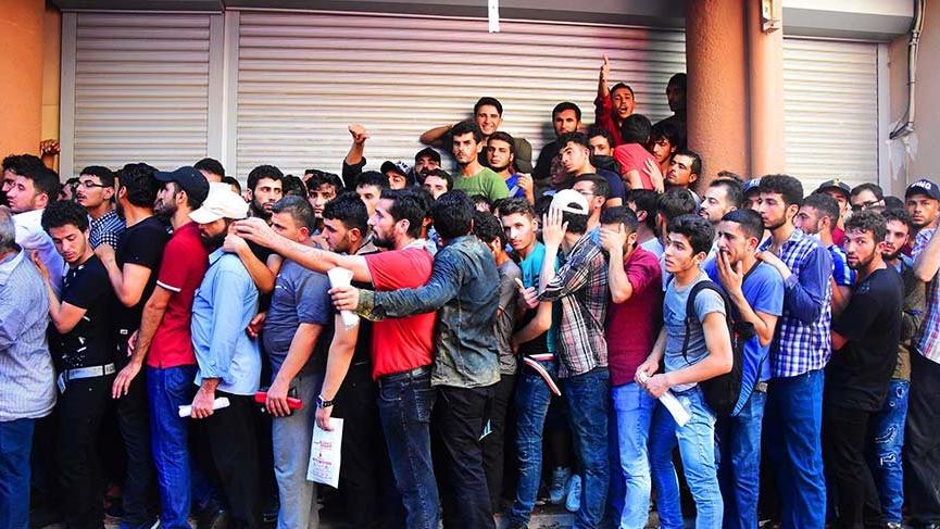 Izmir Goc Idaresi Mudurlugu Onunde Gecici Kimlik Izdihami Son Dakika Haberleri