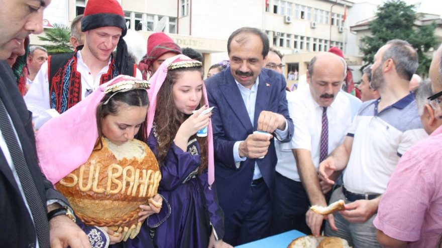 Festivalde halka tereyağlı 12 kiloluk ekmekler ikram edildi