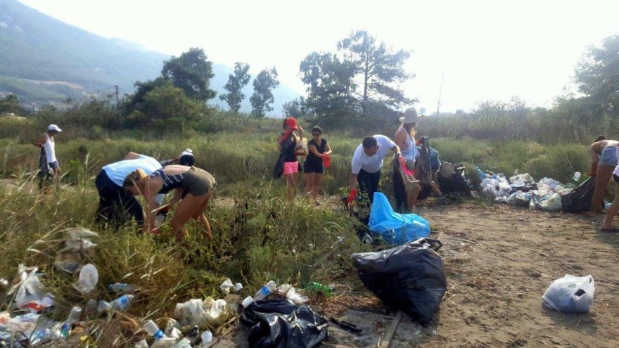 ‘Kör Olası Çöpçüler’ 2 ton çöp topladı