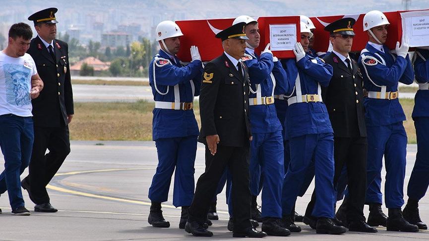 PKKânın bombalı saldırısında Åehit olan anne ve bebeÄi son yolculuÄuna uÄurlandı