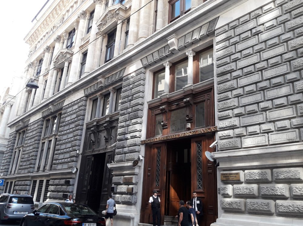 Namuslu filmi Karaköy Bankalar Caddesi'ndeki bu binada çekilmişti.