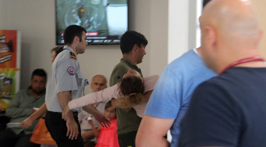 POMPALI TÜFEKLE ATEŞ AÇTI. AÇILAN ATEŞ neticesi 11 YAŞINDAKİ KIZ ÇOCUĞU yasamini KAYBEDERKEN, eş AİLEDEN 6 KİŞİ DE YARALANDI.