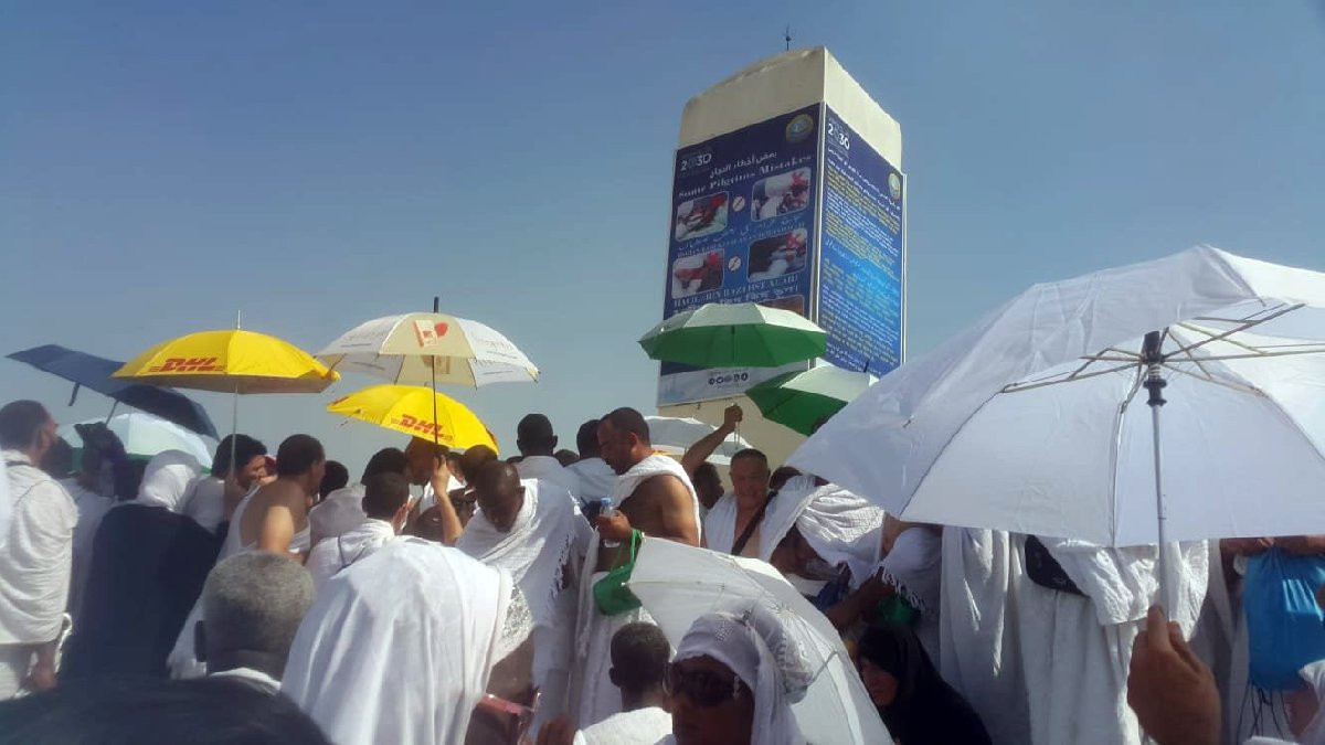 Hacı adayları Arafat yolunda Hacı adayları Arafat yolunda