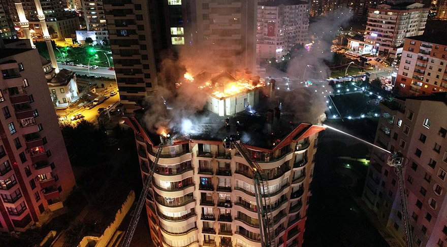 ANKARA'DA 9 KATLI APARTMANIN ÇATISINDA ÇIKAN YANGIN, KORKU DOLU ANLARIN YAŞANMASINA neden OLDU. İTFAİYENİN uzunca UĞRAŞLARI neticesi SÖNDÜRÜLEN YANGINDA ÜST KATTAKİ DAİRELERİN TAMAMI KULLANILAMAZ vaziyete GELDİ. FOTO:DHA
