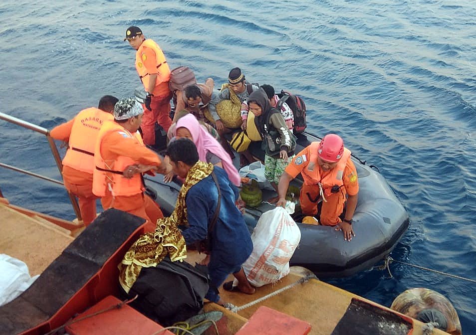 Depremzedeler adadan botlarla kaçtı.