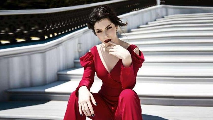 ‘Kırmızılı kadın’ Merve Boluğur