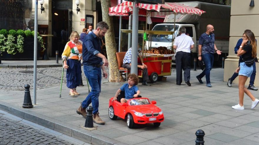 Hande’nin oğlu Leon trafiğe çıktı