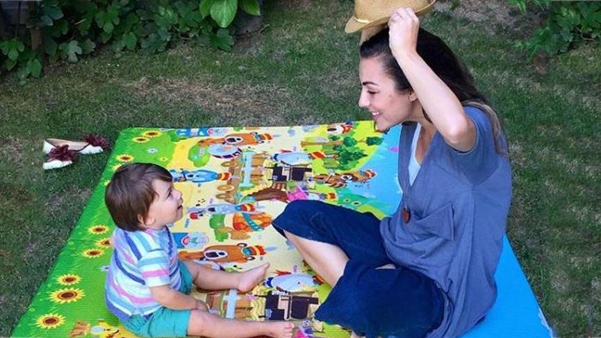 Burcu Kara, oğlu Ali ile oyun oynarken pozunu paylaştı