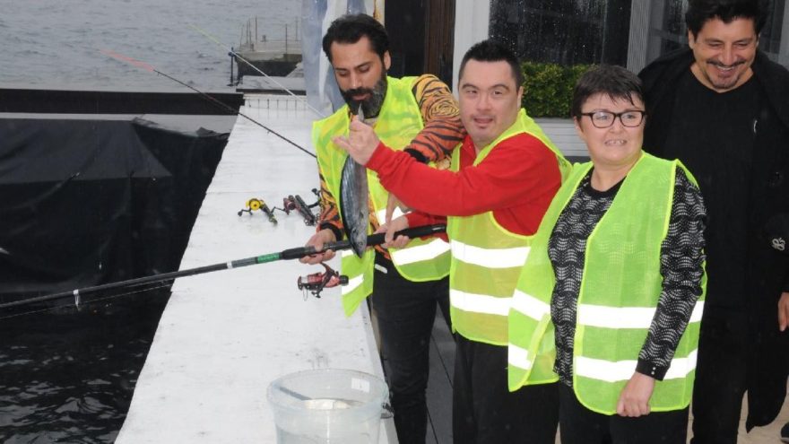 Ünlü isimler engelli çocuklarla boğazda balık tuttu