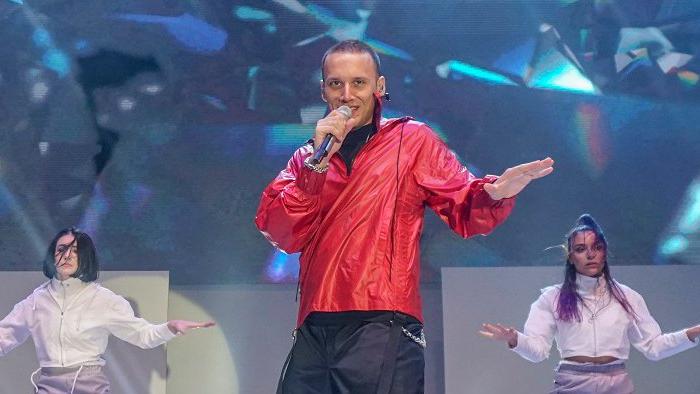 Edis yeni imajıyla sahnede