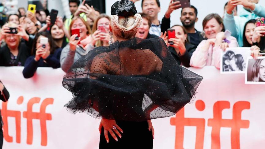 Lady Gaga Toronto Film Festivali’ndeki stiliyle dikkat çekti