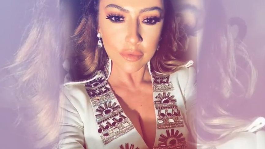 Hadise, dekolte kıyafeti ve dolgun dudaklarıyla…