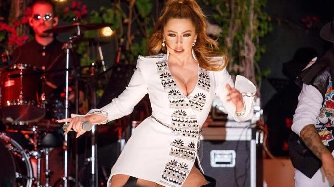 Hadise bir kıyafetle hem seksi hem rüküş olmayı başardı