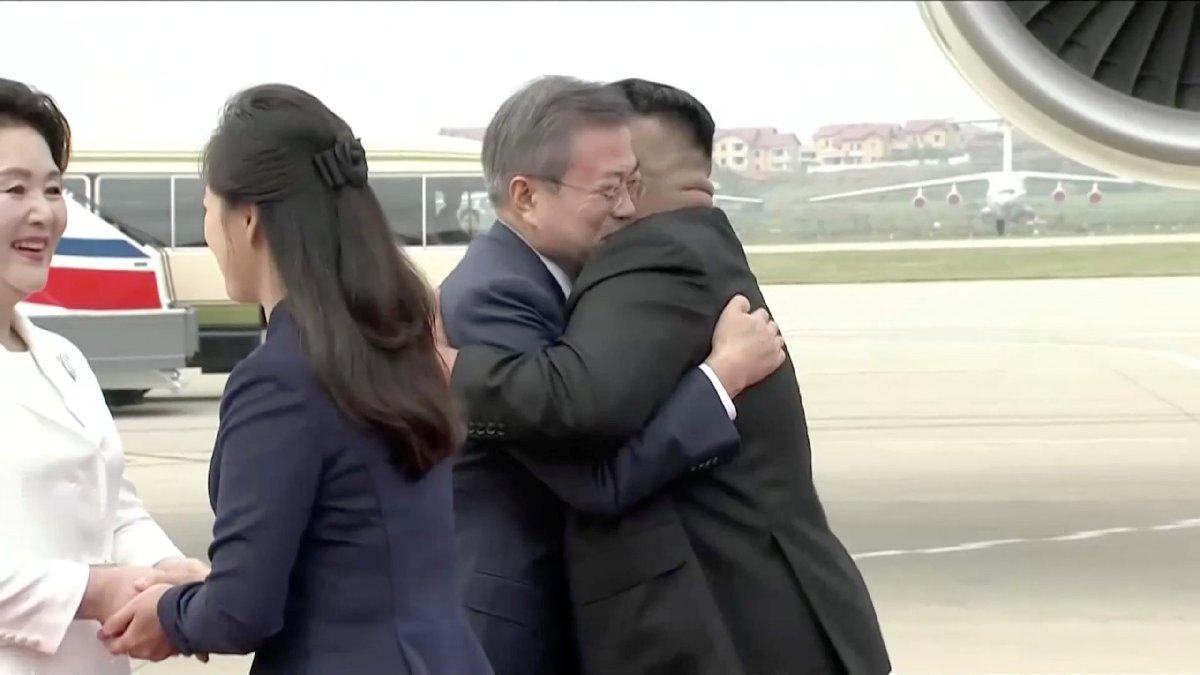 Give the pictures ... Kim Jong-un hugged left