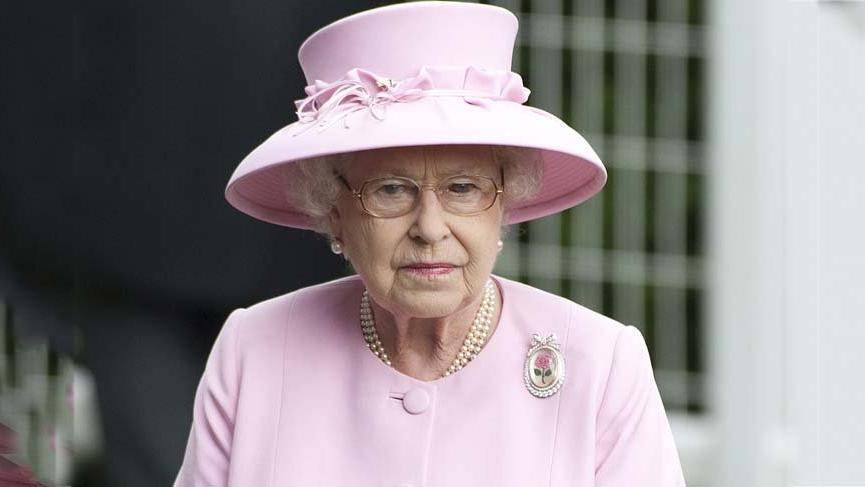 Kraliçe II. Elizabeth mücevherlerini Türk tasarımcıya emanet etti