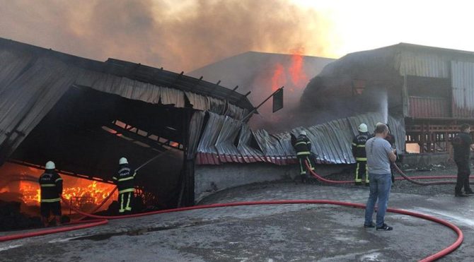 Kahramanmaraş ta fabrika yangını Bazı işçiler hastaneye kaldırıldı Kahramanmaraş ta fabrika yangını Bazı işçiler hastaneye kaldırıldı