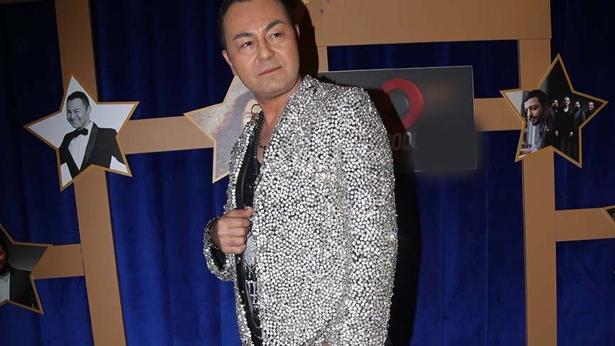 Serdar Ortaç sahneye 17 kiloluk swarovski ceketle çıktı