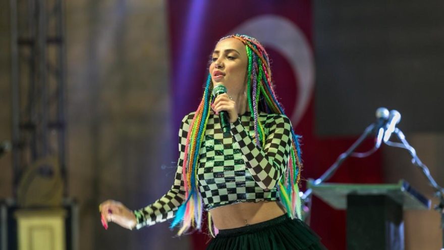 Genç şarkıcıya Selena Gomez benzetmesi.. Rabia Tunçbilek kimdir?