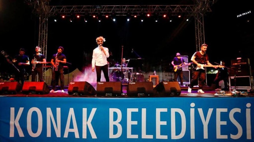 İzmirliler Manuş Baba ile coştu