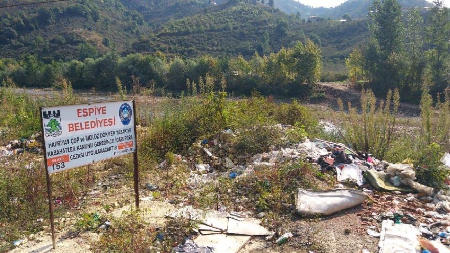 ‘Çöp dökmeyin’ tabelasının dibine çöp döktüler