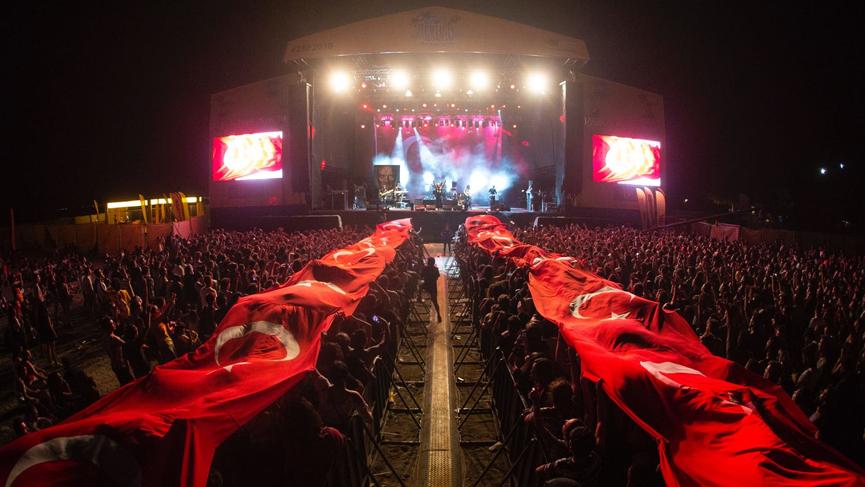 Zeytinli Rock Festivali’nde 30 metrelik Türk Bayrağı!