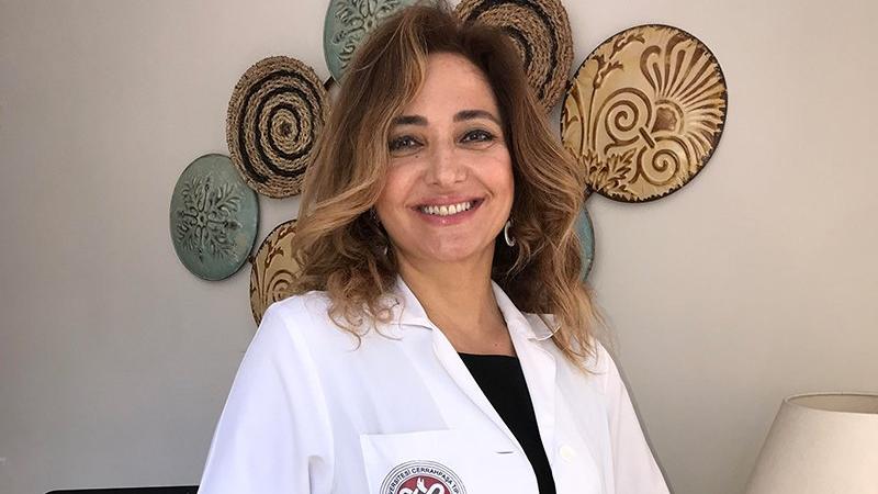 Hem şarkı söylüyor hem doktorluk yapıyor