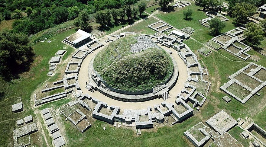 Pakistan'da UNESCO Dünya Mirası listesinde bulunan Taxila Antik Kenti, içinde mezolitik dönemden kalma bir mağara, budist tapınak, bir cami ve medrese barındırıyor.