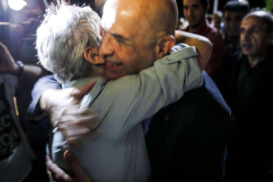 Enis Berberoğlu cezaevi çıkışında eşi Oya Berberoğlu'na sarıldı. Foto DHA