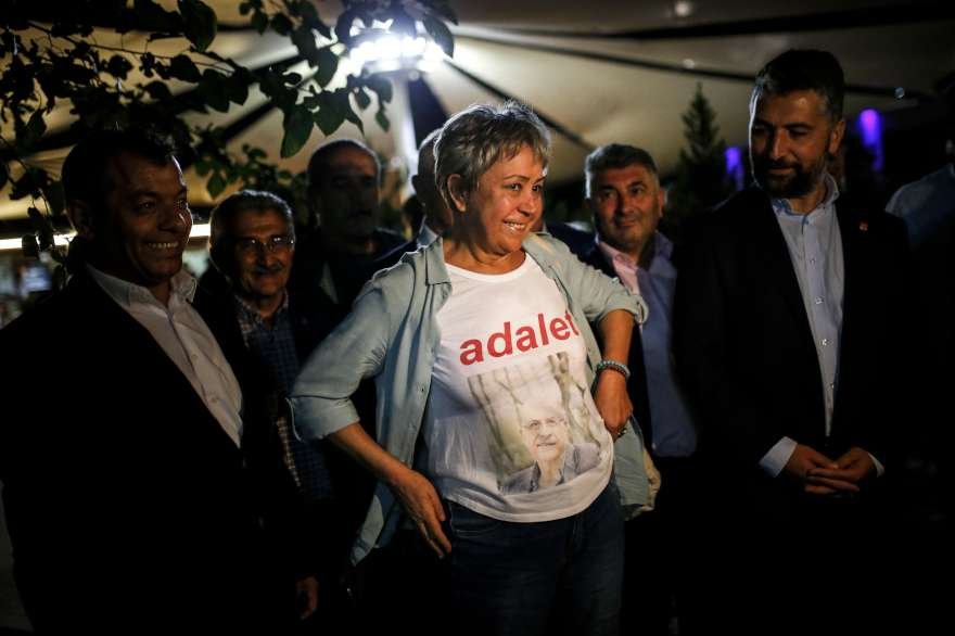Oya Berberoğlu, eşini beklerken basın mensuplarına üzerinde 'adalet' yazan tişörtünü gösterdi. Foto: DHA 