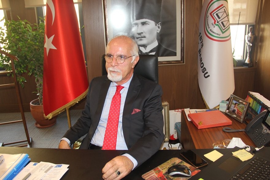 MÜCADELEYİ YÜKSELTMELİYİZ İstanbul Barosu Başkanı Mehmet Durakoğlu, “Rejim değiştirmiş, yargıyı kuşatmış bir iktidarın avukatlar için bir şeyler yapabileceğini düşünmek naif bir algıdır. Mücadeleyi yükseltmek zorundayız” dedi.