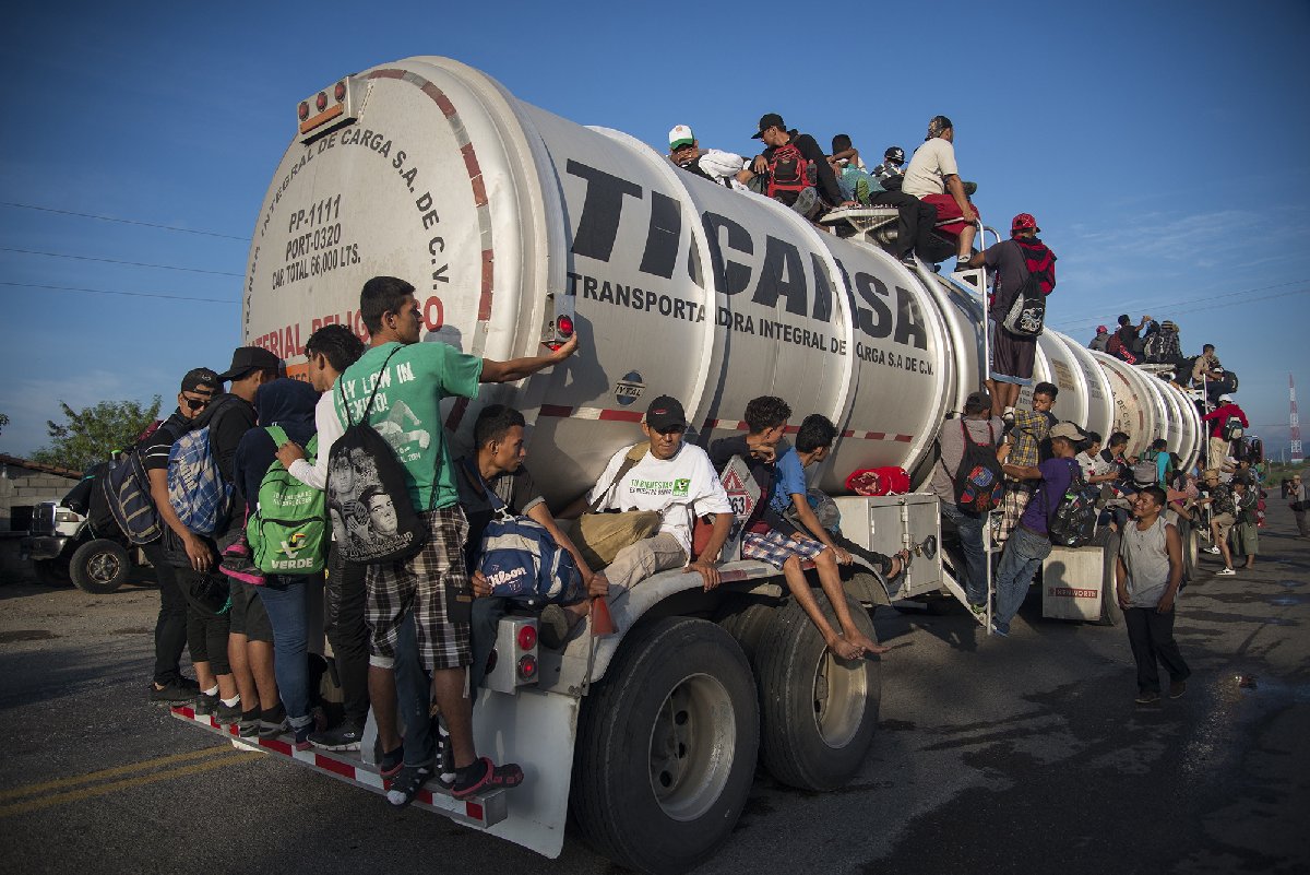 Göçmenler bu şekilde ABD'ye doğru ilerlemeye devam ediyor.