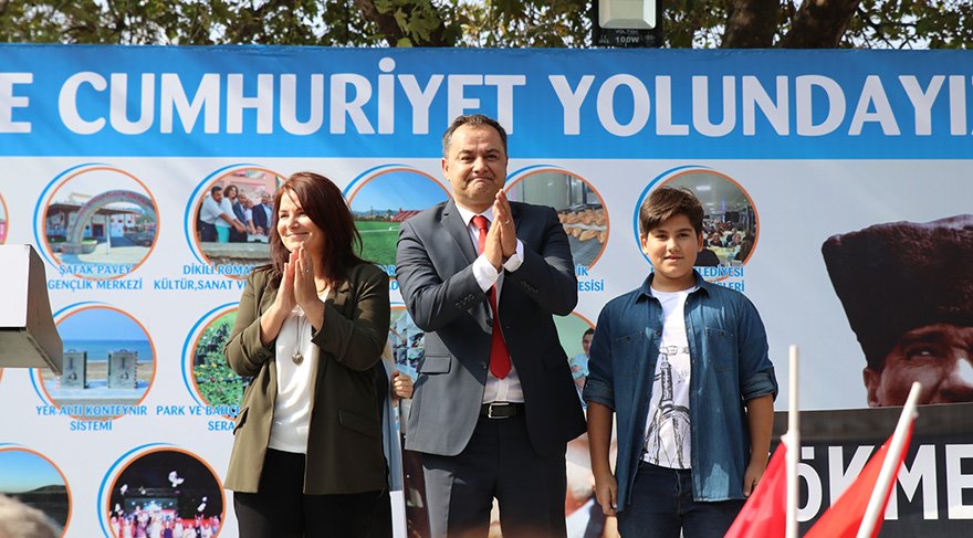 Kürsüye eÅi ve oÄluyla birlikte çıkan Ulu sloganlarla karÅılandı. Foto: Sözcü
