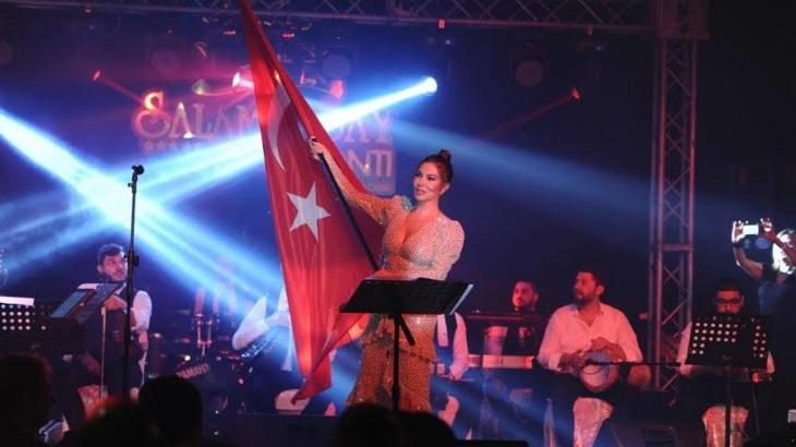 Ebru Yaşar, Cumhuriyet Bayramı’nı sahnede kutladı